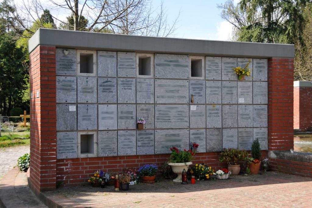 Möglichkeiten der Beisetzung nach einer Feuerbestattung (Kolumbarium, Alter Friedhof , Darmstadt)