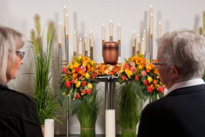 Trauerfeier mit Urne nach Feuerbestattung
