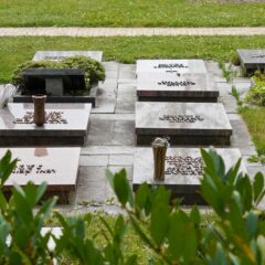 Urnengräber mit Grabplatte