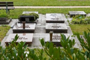 Urnengräber mit Grabplatte